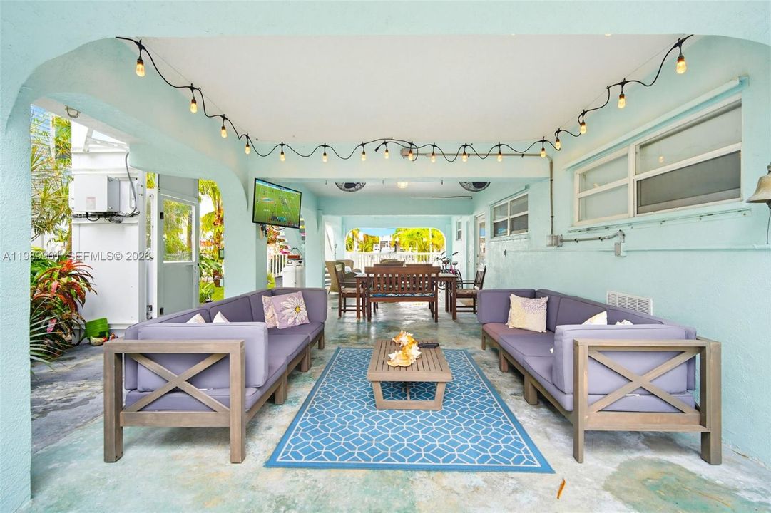 Recently Sold: $1,290,000 (2 beds, 2 baths, 1596 Square Feet)