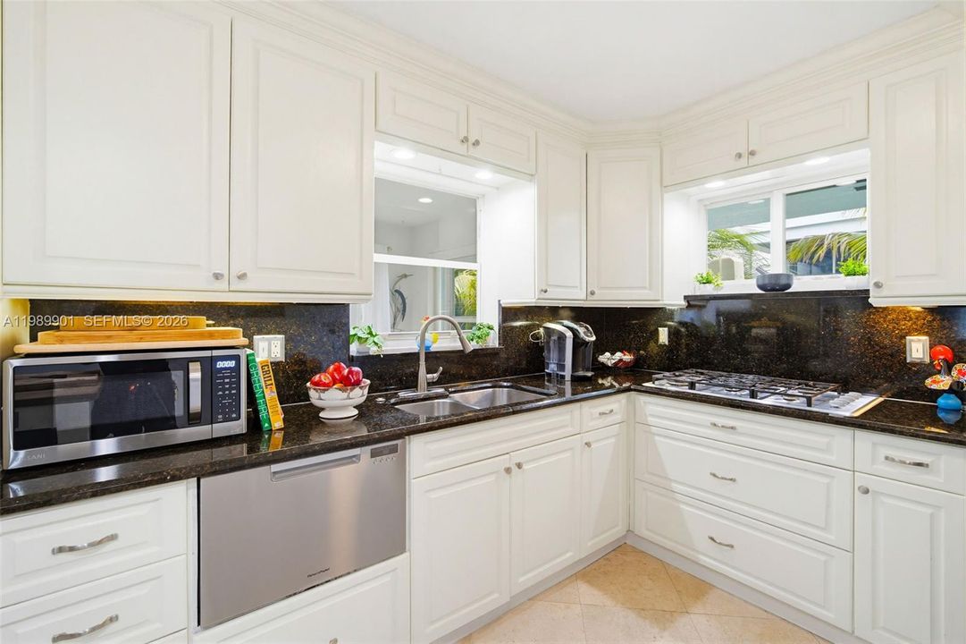 Recently Sold: $1,290,000 (2 beds, 2 baths, 1596 Square Feet)