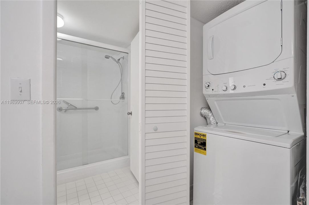 For Sale: $135,900 (2 beds, 1 baths, 981 Square Feet)
