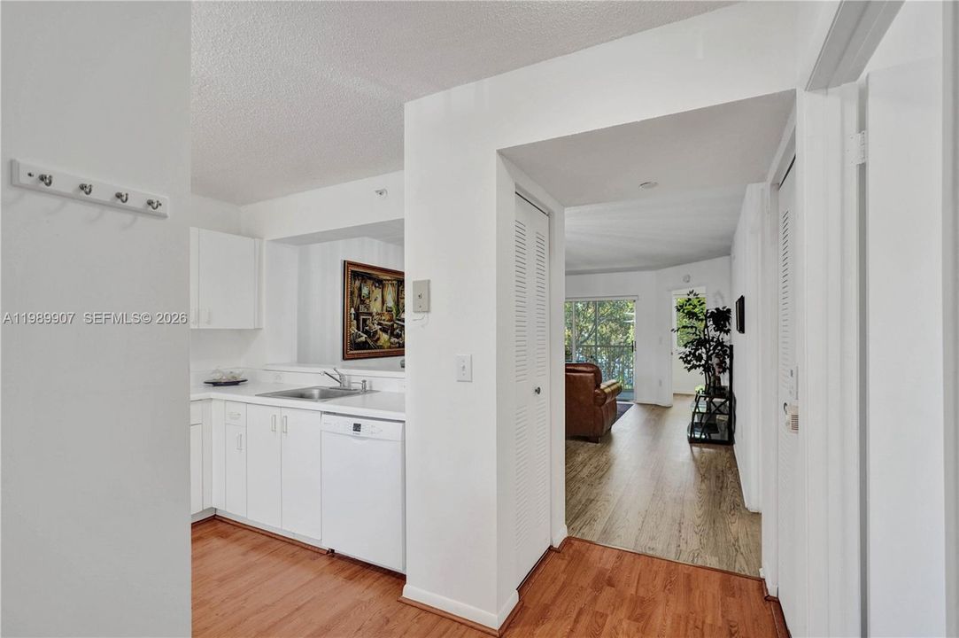 For Sale: $135,900 (2 beds, 1 baths, 981 Square Feet)