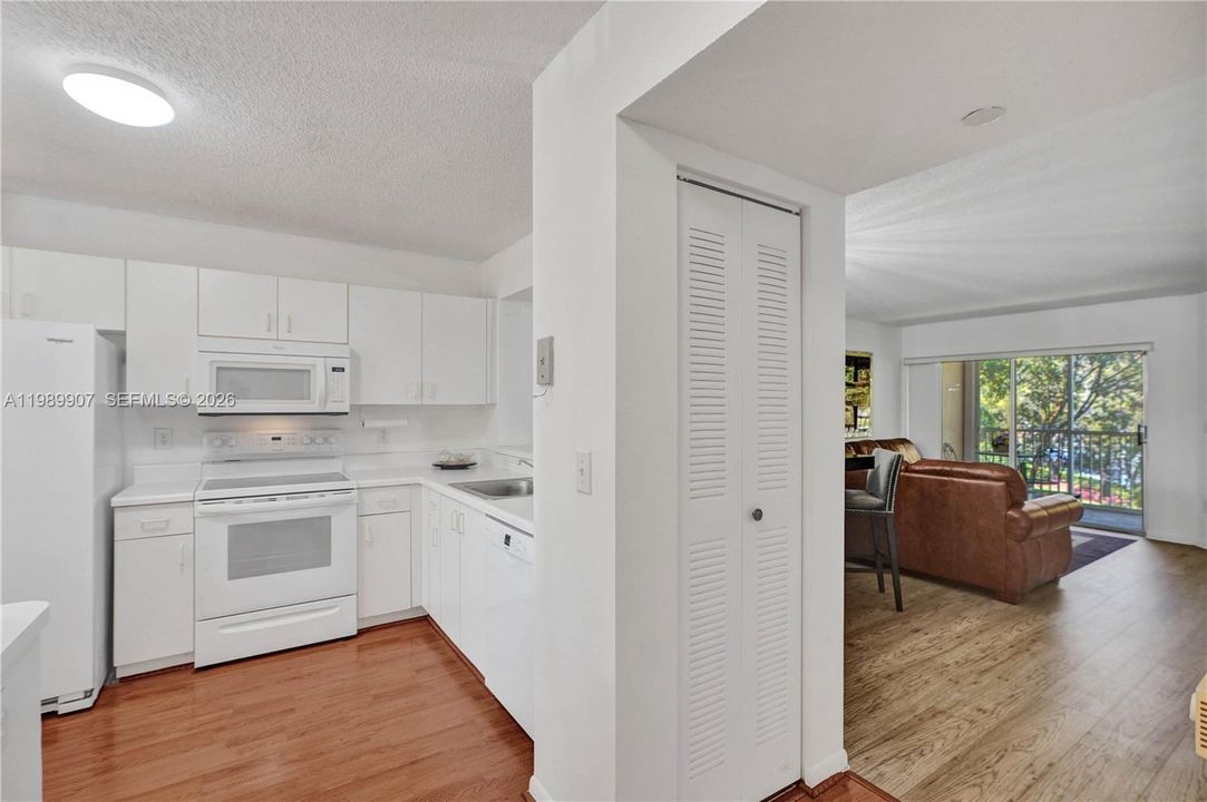 For Sale: $135,900 (2 beds, 1 baths, 981 Square Feet)
