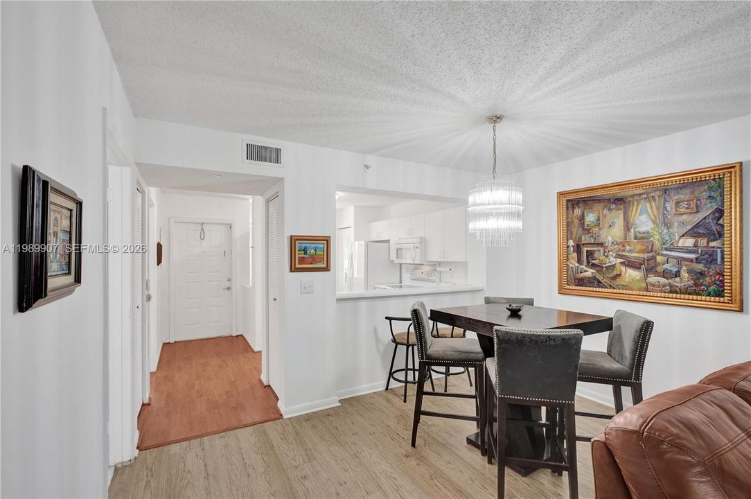 For Sale: $135,900 (2 beds, 1 baths, 981 Square Feet)