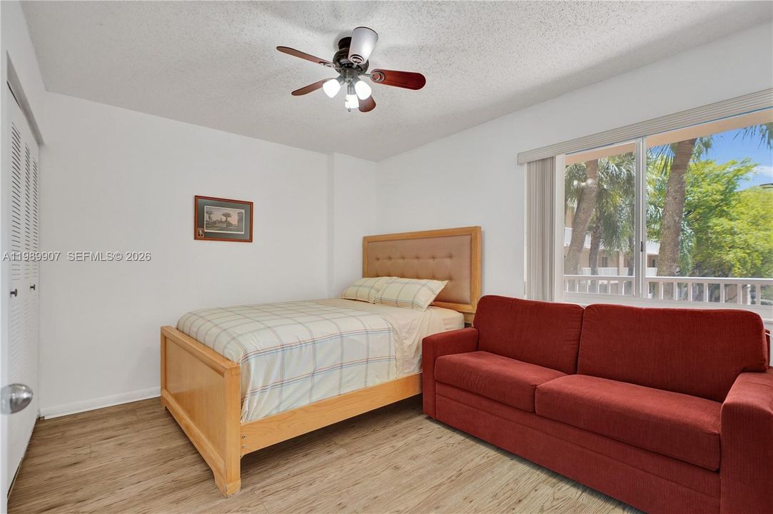 For Sale: $135,900 (2 beds, 1 baths, 981 Square Feet)