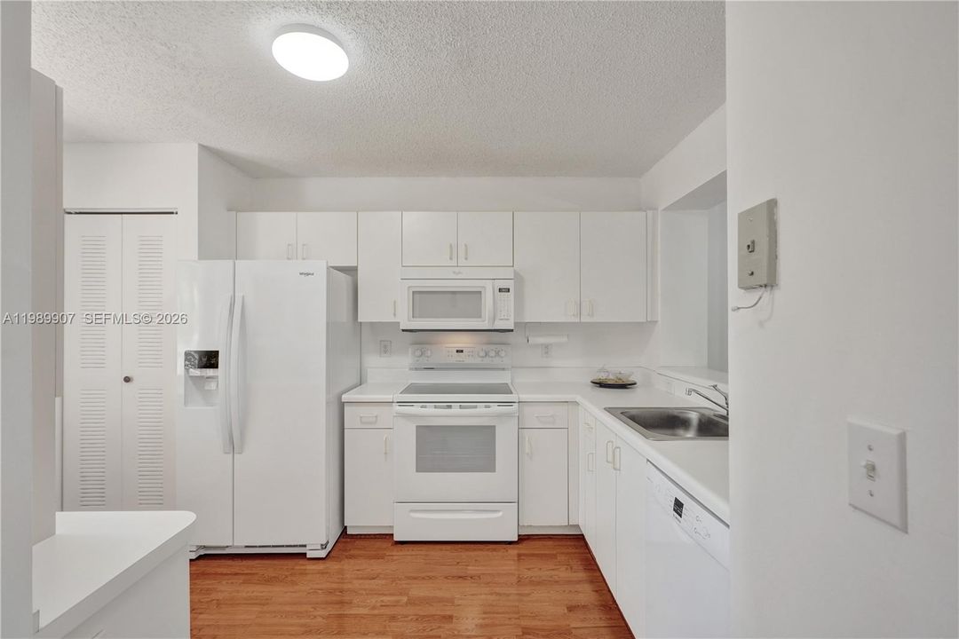 For Sale: $135,900 (2 beds, 1 baths, 981 Square Feet)