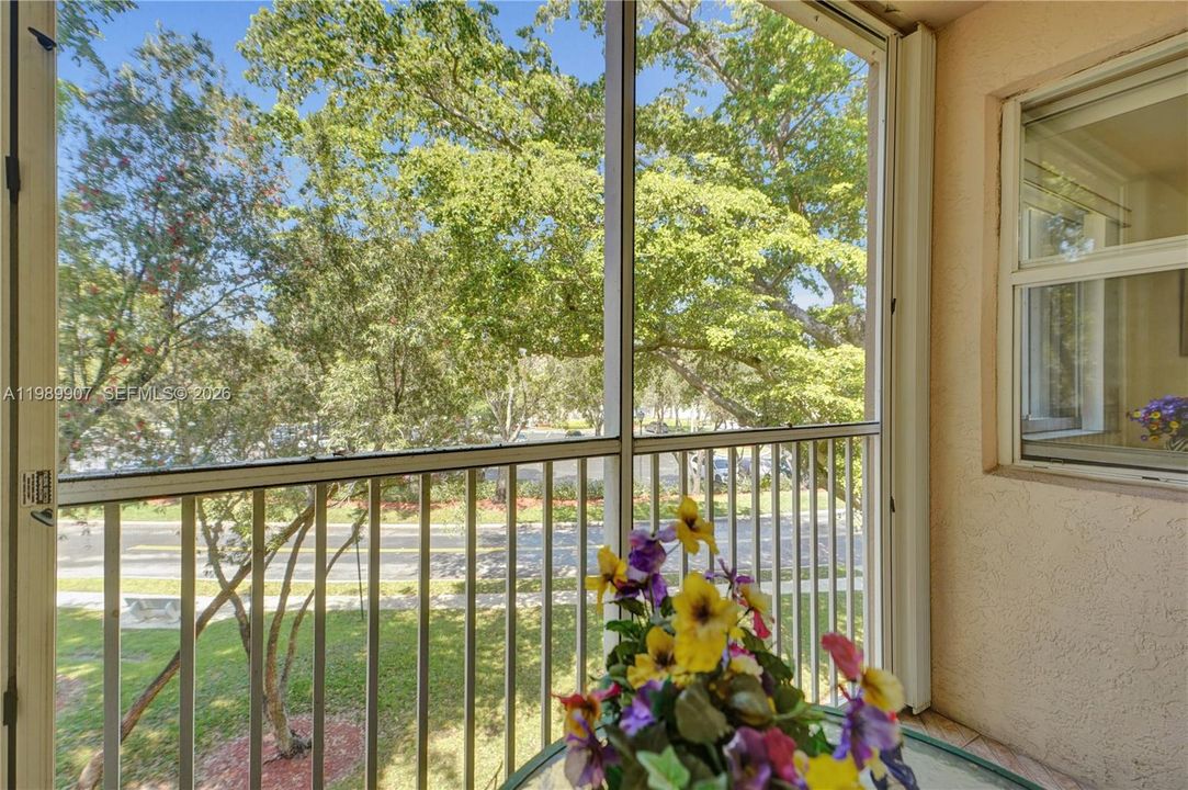 For Sale: $135,900 (2 beds, 1 baths, 981 Square Feet)