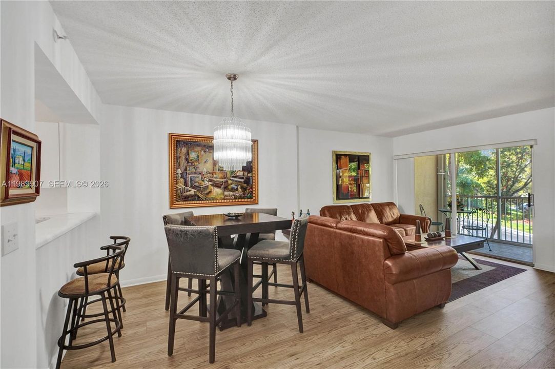 For Sale: $135,900 (2 beds, 1 baths, 981 Square Feet)