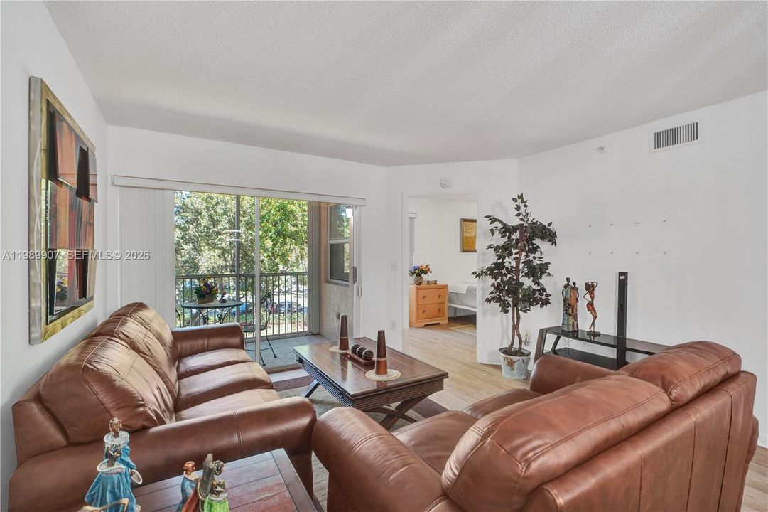 For Sale: $135,900 (2 beds, 1 baths, 981 Square Feet)