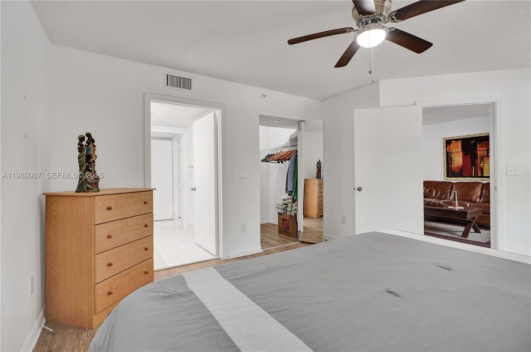 For Sale: $135,900 (2 beds, 1 baths, 981 Square Feet)