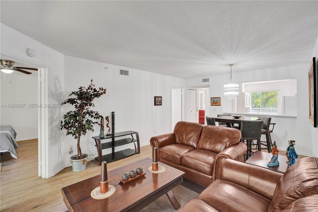 For Sale: $135,900 (2 beds, 1 baths, 981 Square Feet)