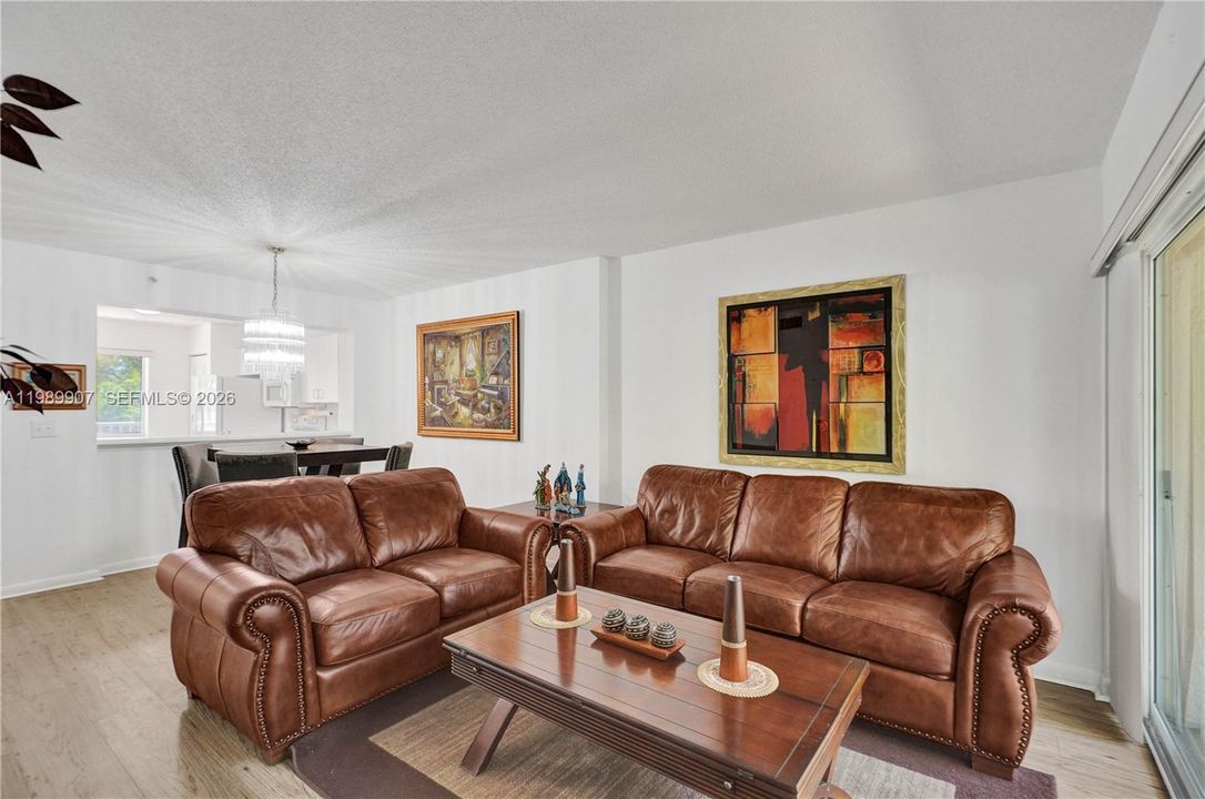 For Sale: $135,900 (2 beds, 1 baths, 981 Square Feet)
