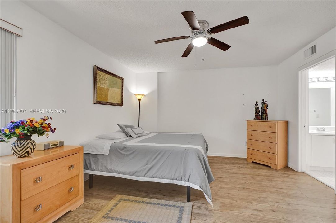 For Sale: $135,900 (2 beds, 1 baths, 981 Square Feet)