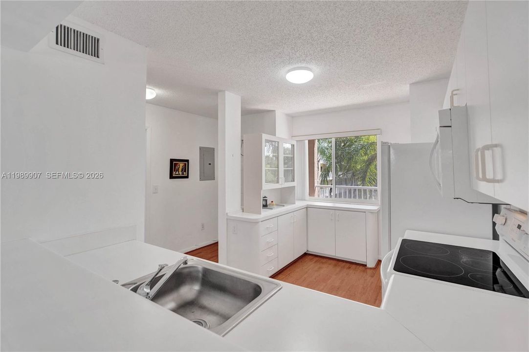 For Sale: $135,900 (2 beds, 1 baths, 981 Square Feet)