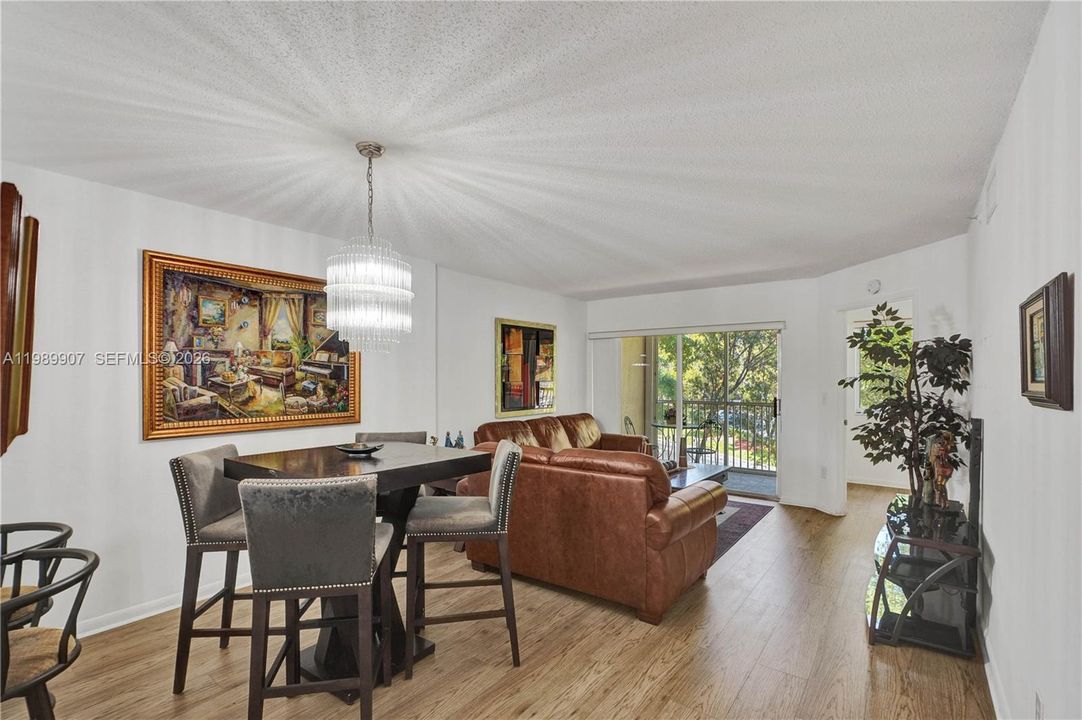 For Sale: $135,900 (2 beds, 1 baths, 981 Square Feet)