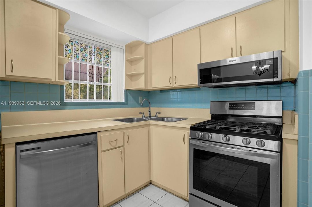 For Sale: $935,000 (2 beds, 1 baths, 1146 Square Feet)