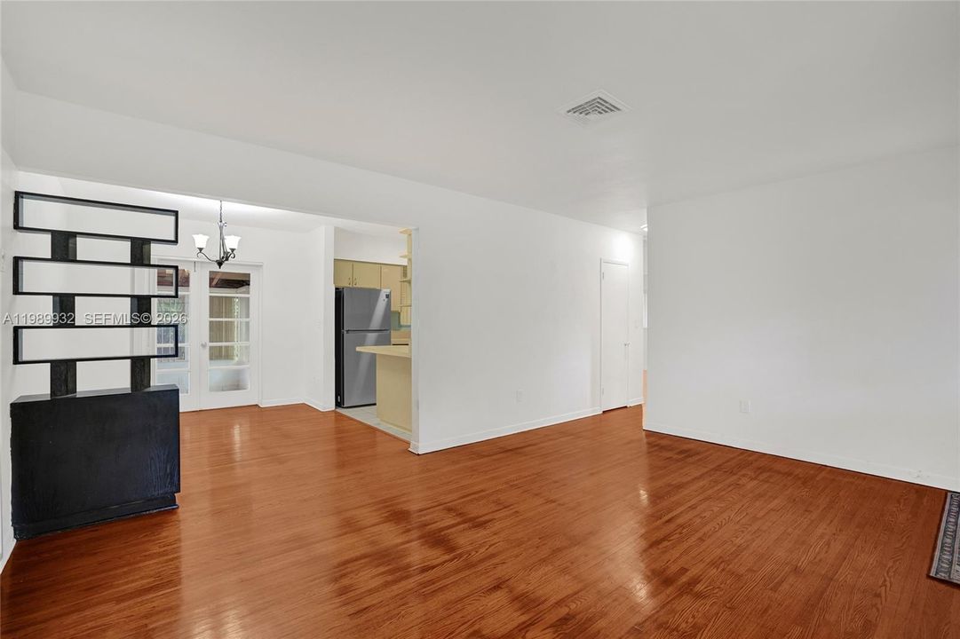 For Sale: $935,000 (2 beds, 1 baths, 1146 Square Feet)