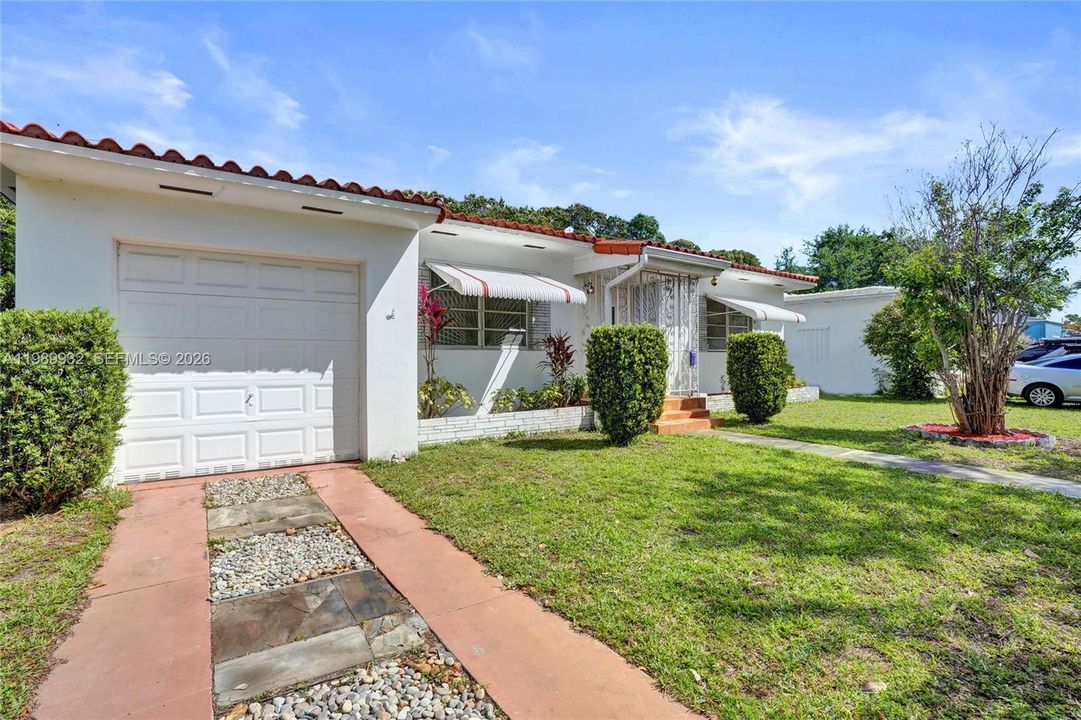 For Sale: $935,000 (2 beds, 1 baths, 1146 Square Feet)