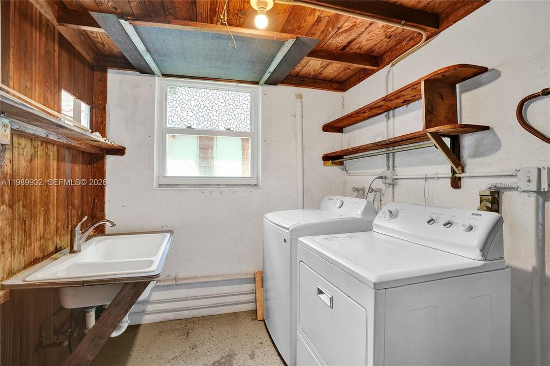 For Sale: $935,000 (2 beds, 1 baths, 1146 Square Feet)