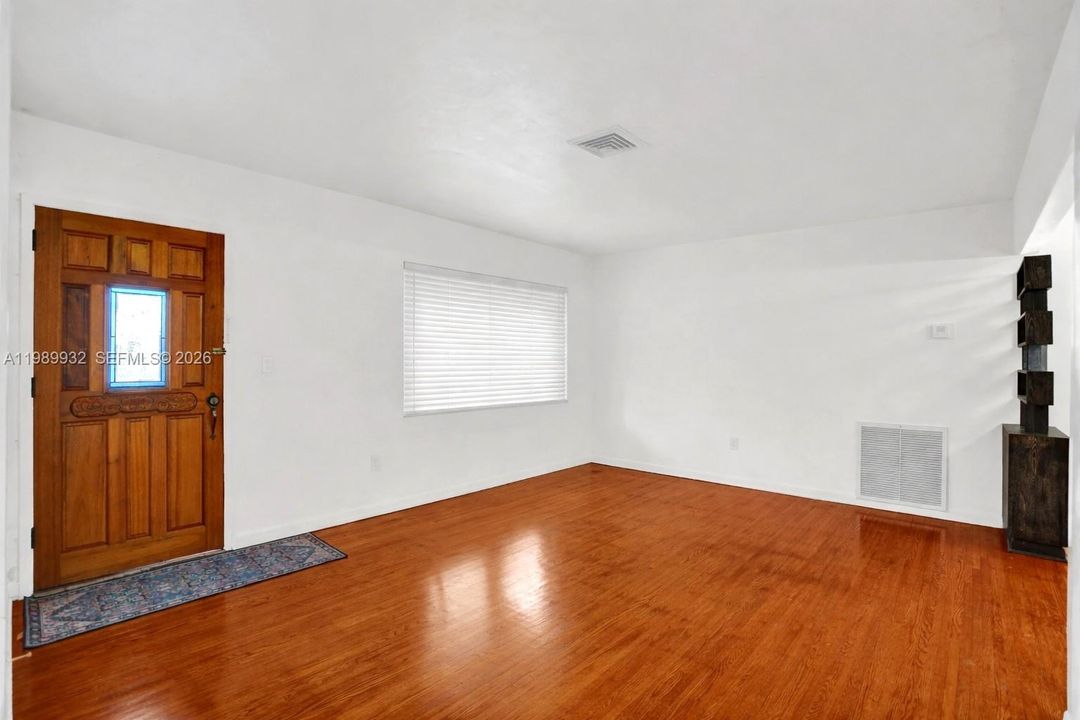 For Sale: $935,000 (2 beds, 1 baths, 1146 Square Feet)