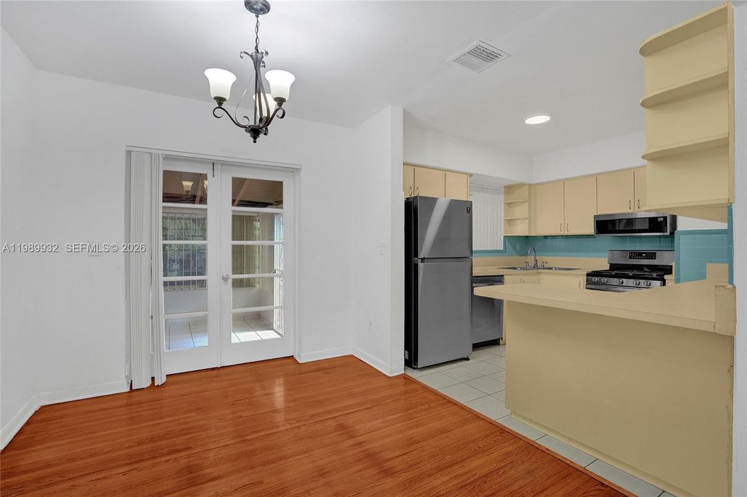 For Sale: $935,000 (2 beds, 1 baths, 1146 Square Feet)