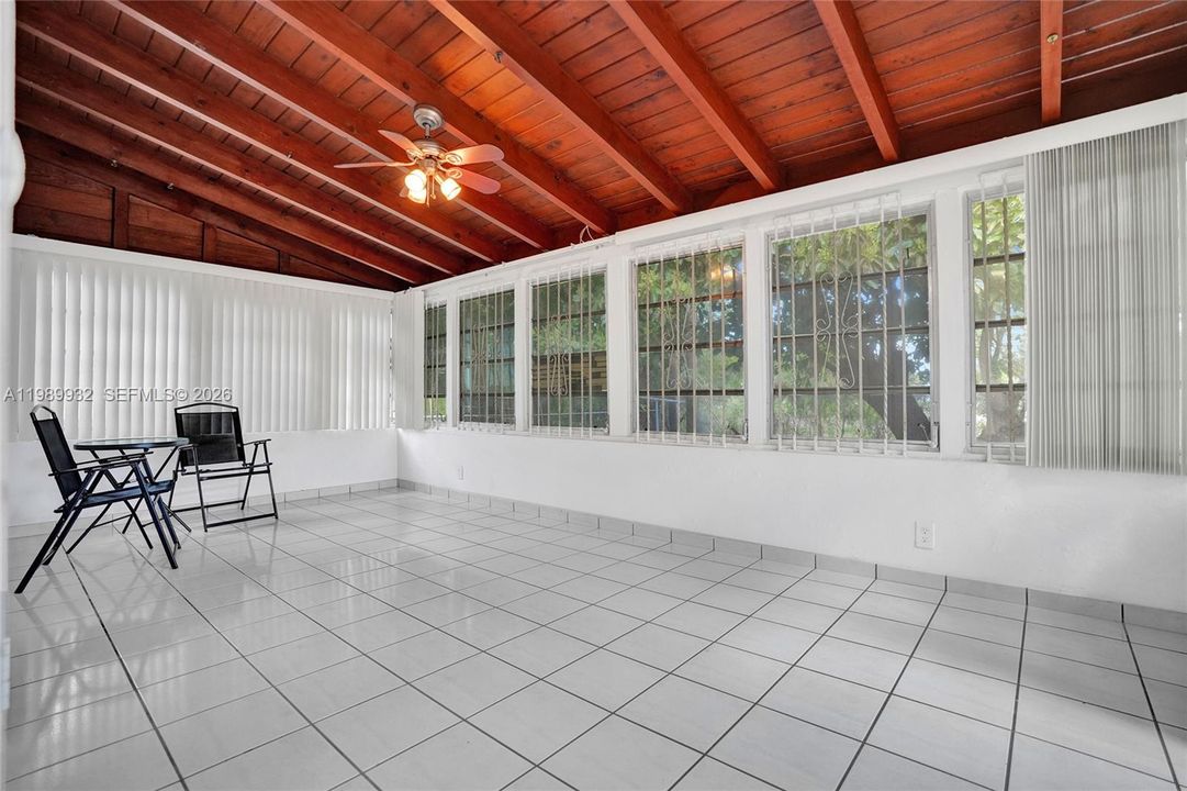 For Sale: $935,000 (2 beds, 1 baths, 1146 Square Feet)