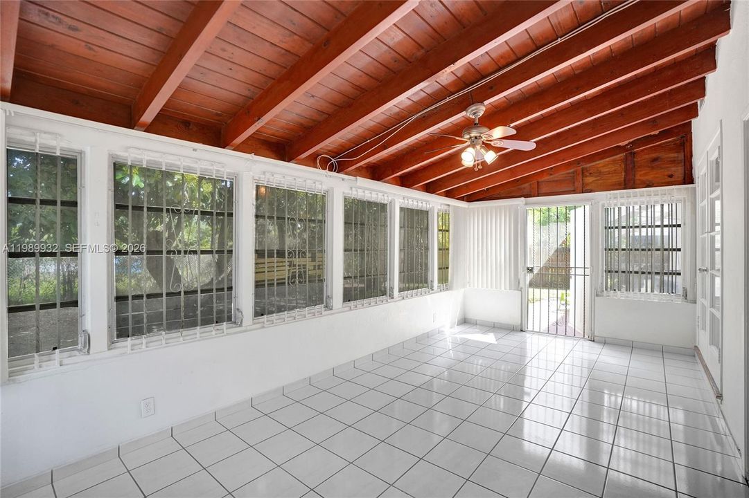 For Sale: $935,000 (2 beds, 1 baths, 1146 Square Feet)
