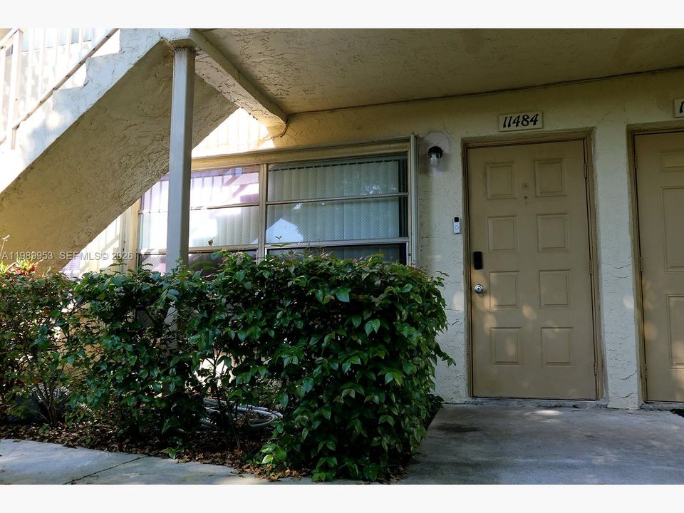 For Sale: $193,500 (2 beds, 2 baths, 740 Square Feet)