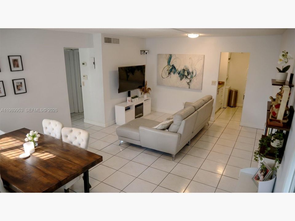 For Sale: $193,500 (2 beds, 2 baths, 740 Square Feet)