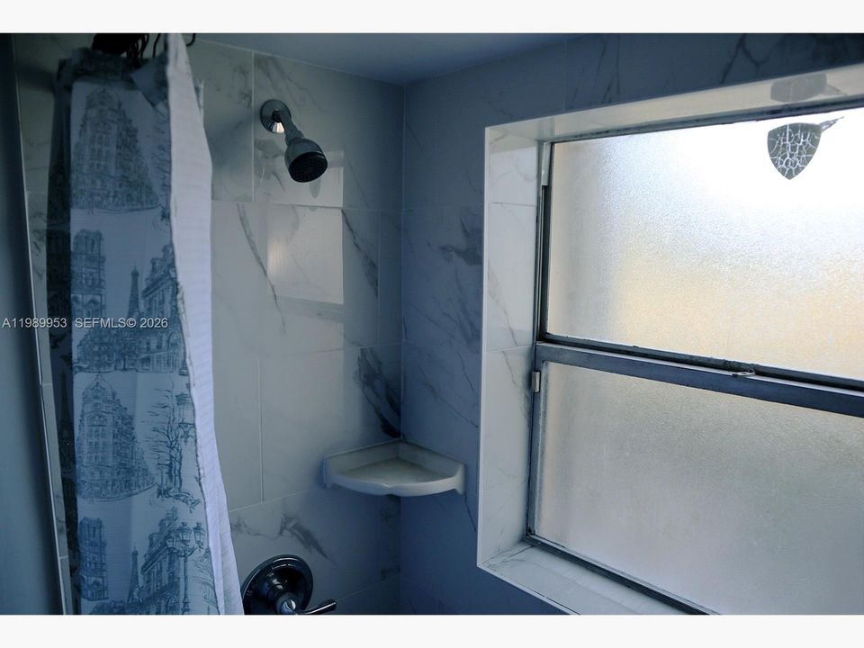 For Sale: $193,500 (2 beds, 2 baths, 740 Square Feet)