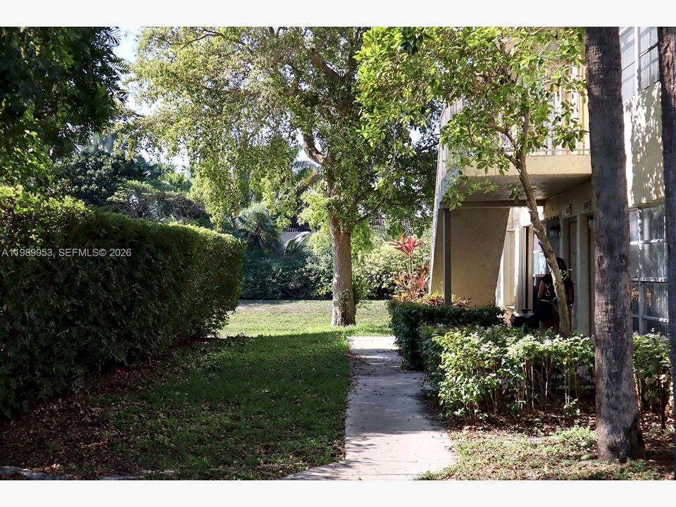 For Sale: $193,500 (2 beds, 2 baths, 740 Square Feet)