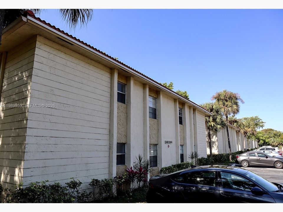 For Sale: $193,500 (2 beds, 2 baths, 740 Square Feet)