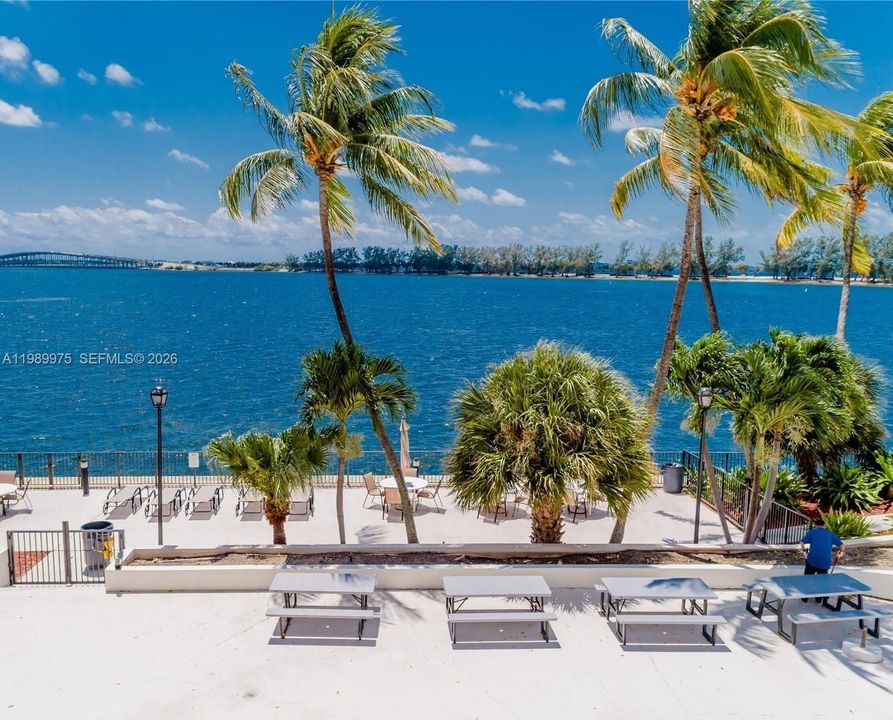 En Venta: $555,000 (1 camas, 1 baños, 930 Pies cuadrados)