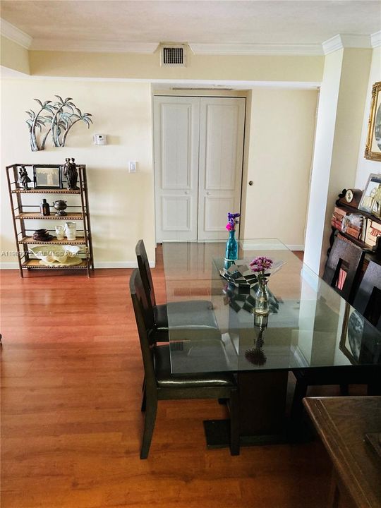 En Venta: $555,000 (1 camas, 1 baños, 930 Pies cuadrados)