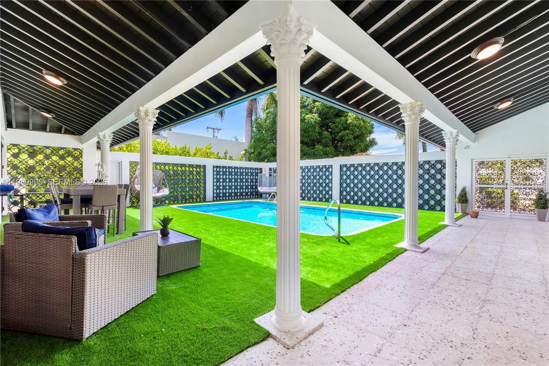 For Rent: $37,500 (7 beds, 5 baths, 3704 Square Feet)