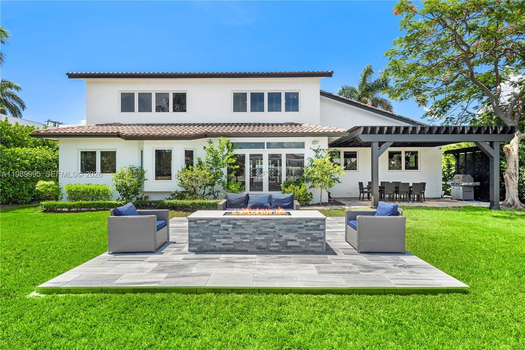 For Rent: $37,500 (7 beds, 5 baths, 3704 Square Feet)