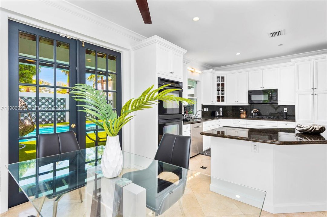 For Rent: $37,500 (7 beds, 5 baths, 3704 Square Feet)