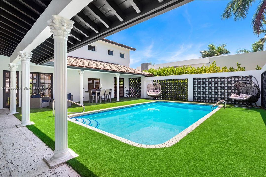 For Rent: $37,500 (7 beds, 5 baths, 3704 Square Feet)