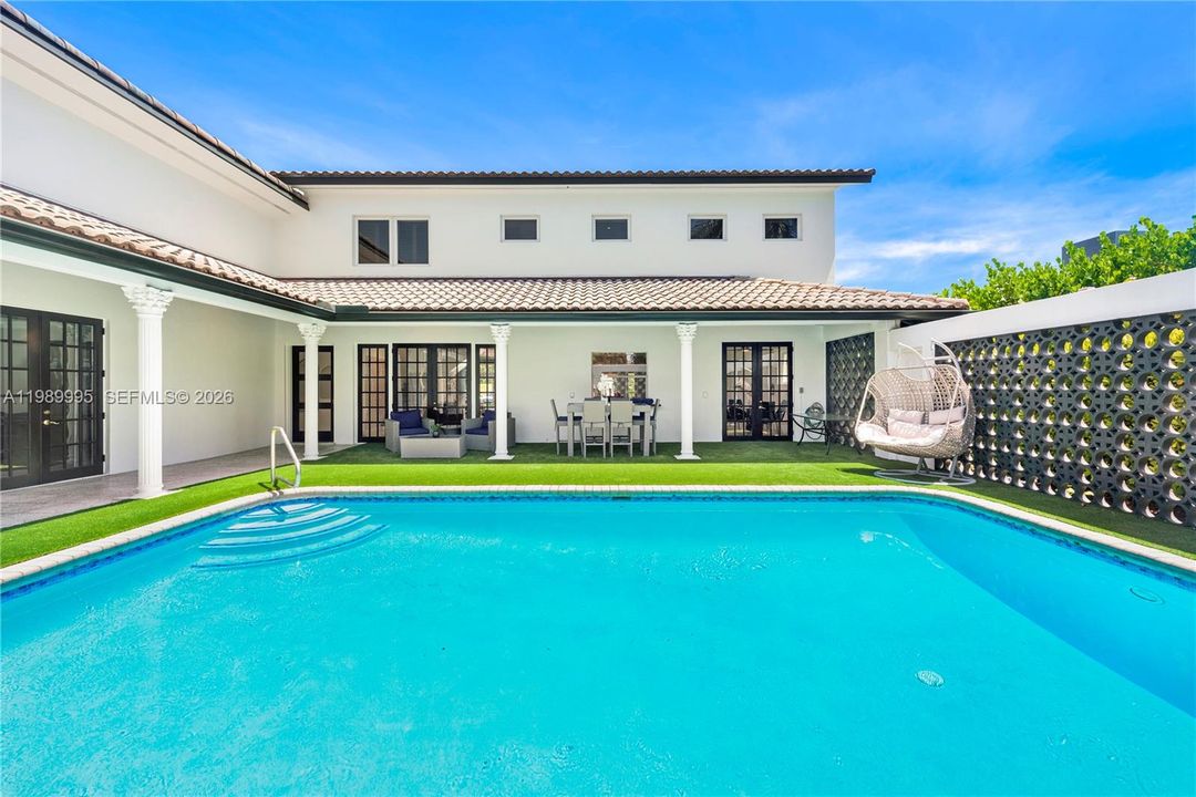 For Rent: $37,500 (7 beds, 5 baths, 3704 Square Feet)