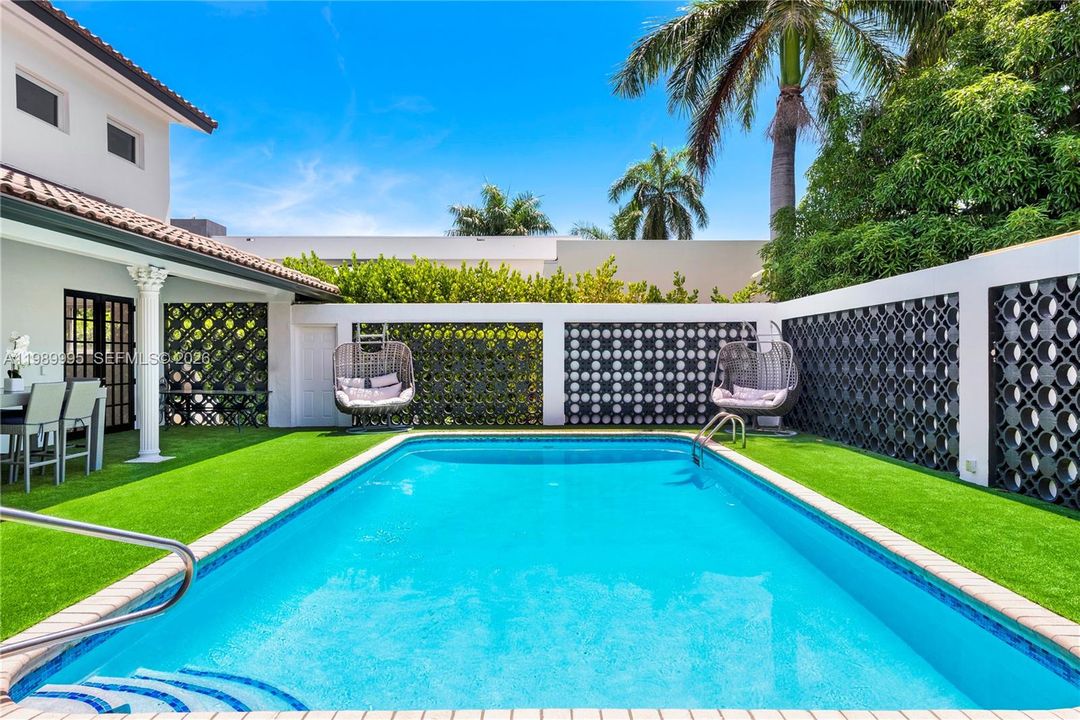 For Rent: $37,500 (7 beds, 5 baths, 3704 Square Feet)