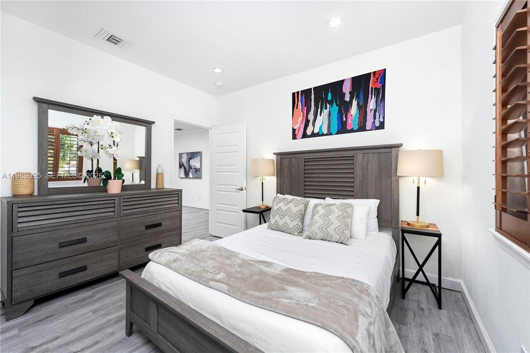 For Rent: $37,500 (7 beds, 5 baths, 3704 Square Feet)