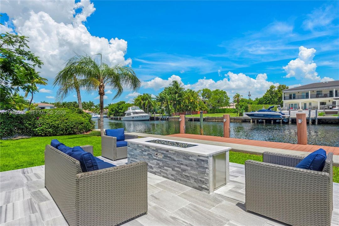 For Rent: $37,500 (7 beds, 5 baths, 3704 Square Feet)