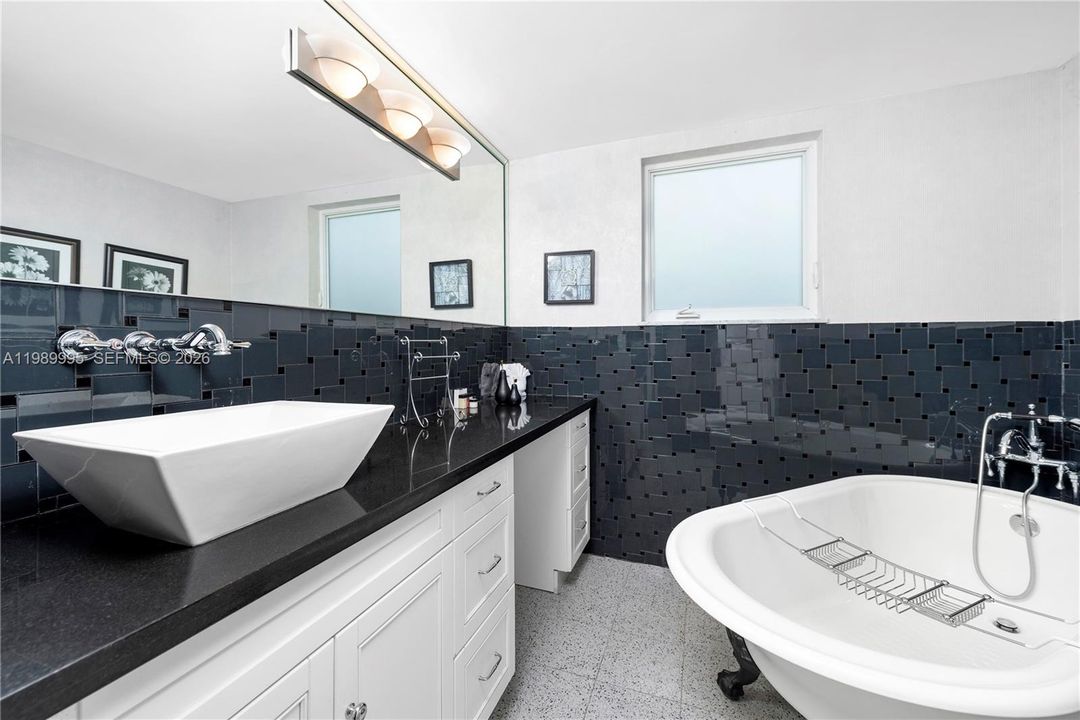 For Rent: $37,500 (7 beds, 5 baths, 3704 Square Feet)