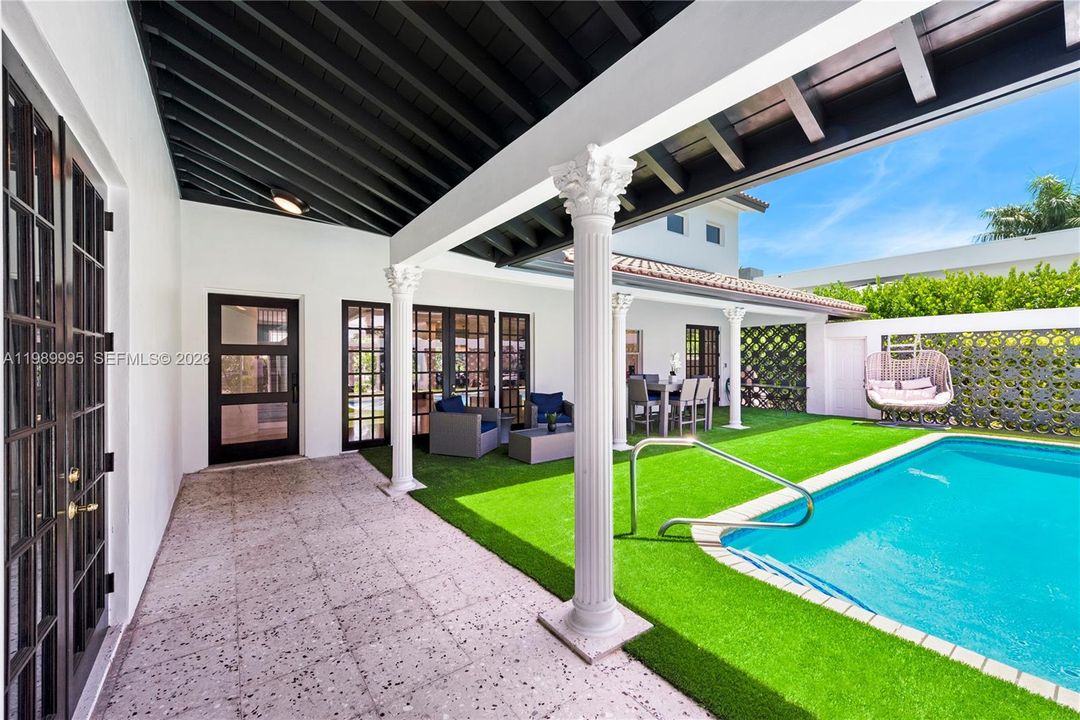 For Rent: $37,500 (7 beds, 5 baths, 3704 Square Feet)