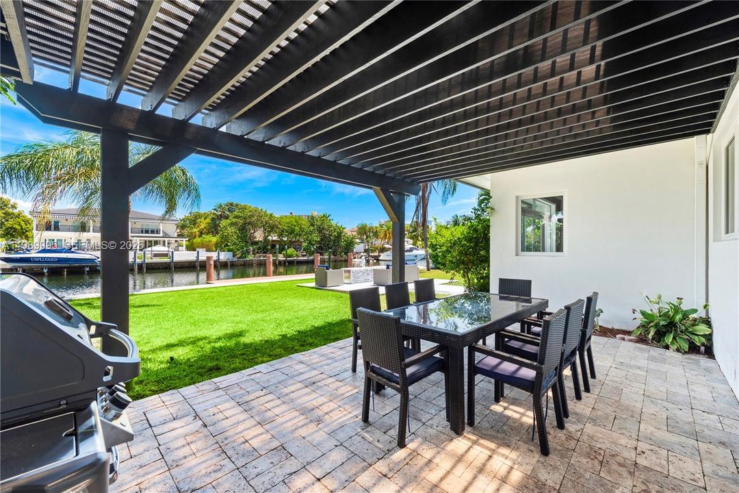 For Rent: $37,500 (7 beds, 5 baths, 3704 Square Feet)