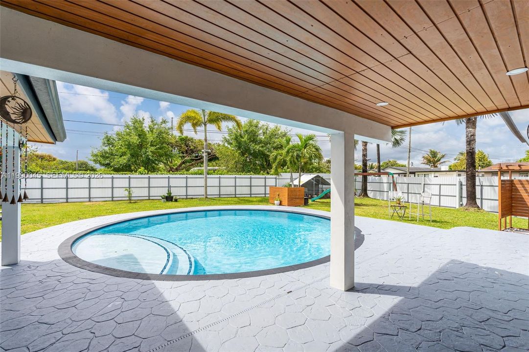 Под контрактом: $4,400 (3 спален, 2 ванн, 2117 Квадратных фут)