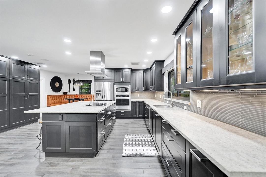 Kitchen & Breakfast Area