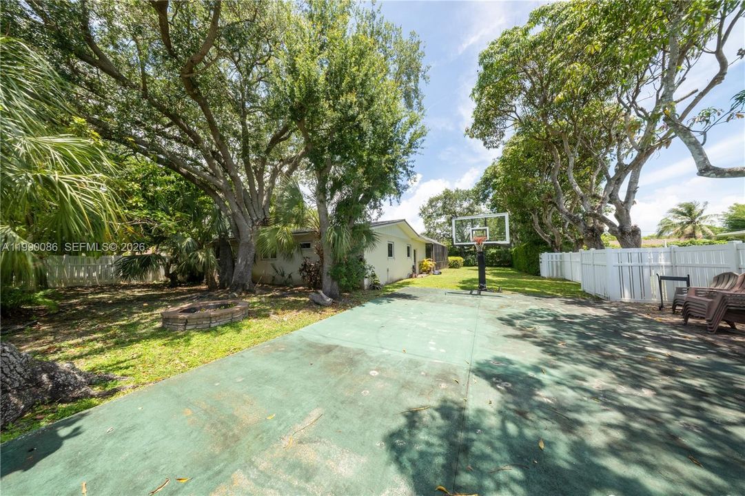 For Sale: $1,335,000 (4 beds, 2 baths, 2680 Square Feet)