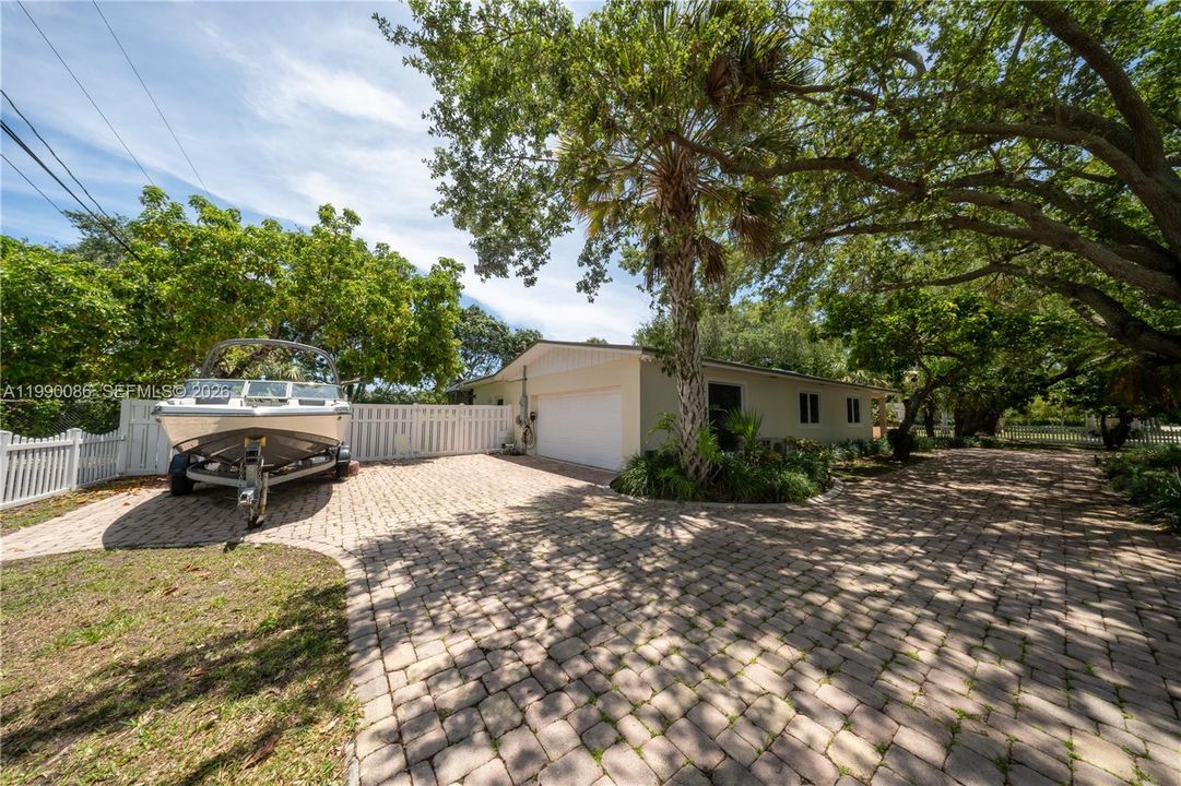 For Sale: $1,335,000 (4 beds, 2 baths, 2680 Square Feet)