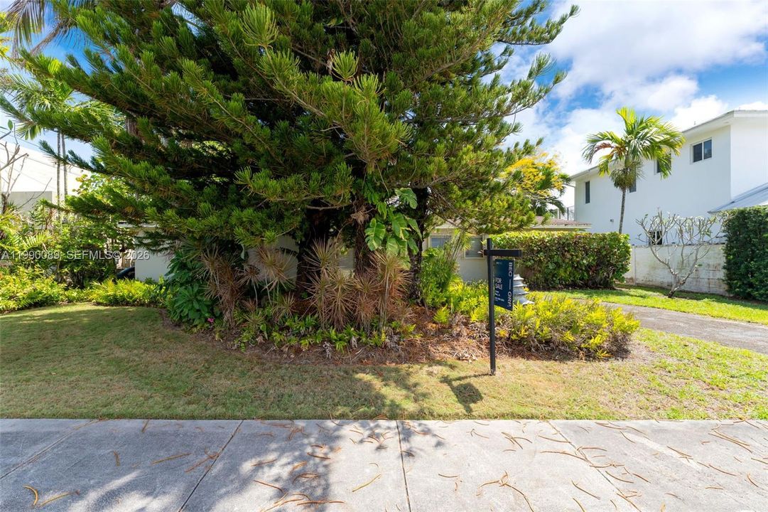 Recently Sold: $650,000 (4 beds, 2 baths, 1436 Square Feet)