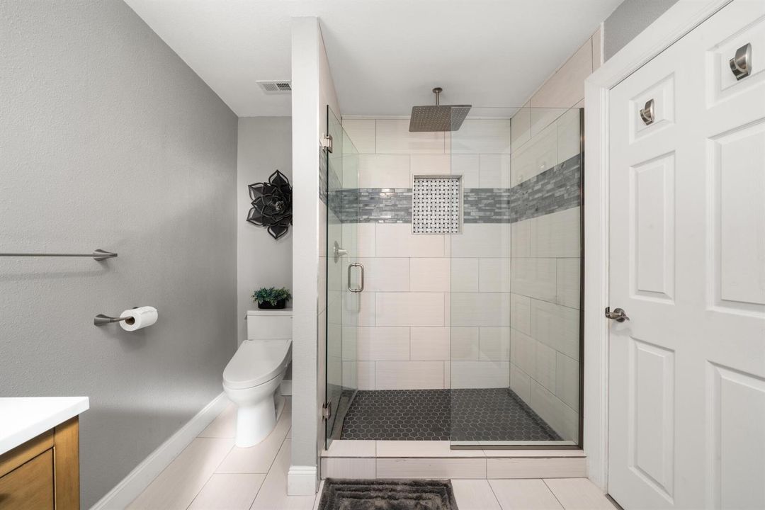 interior - master bathroom 3