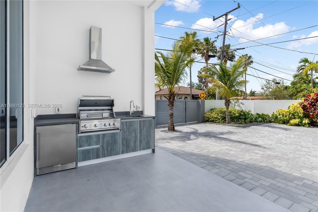 Built-in outdoor grill